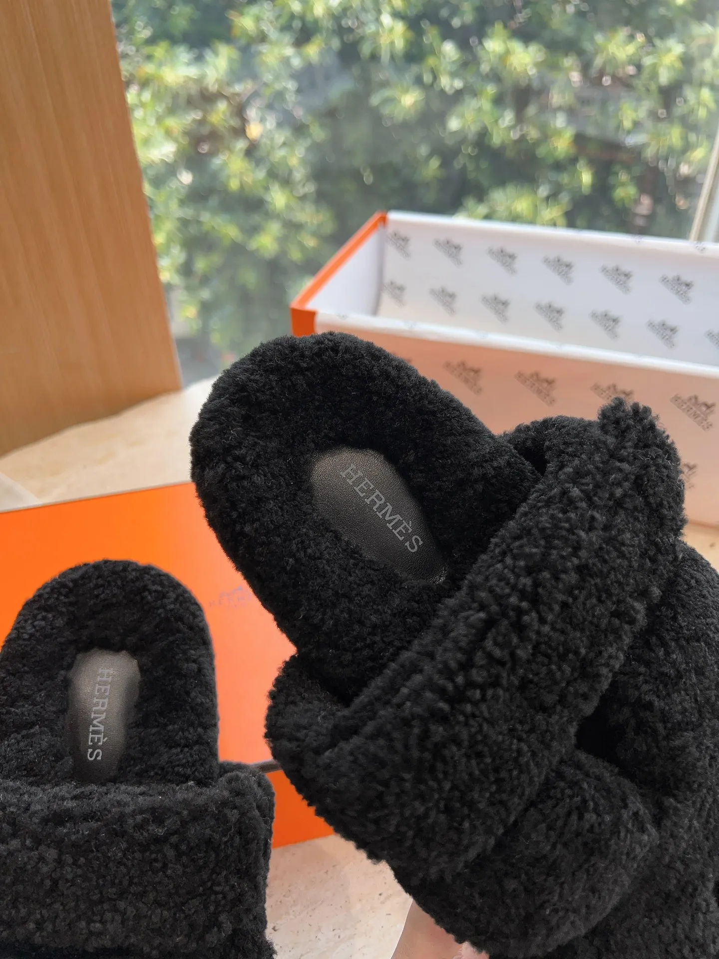 👟👟Ex-factory price 500👟👟 (Top version) Hermes Hermès Second Uncle Fur Slippers Can be made without standard: [Note: No standard needs to be customized] In 2024, the official website and Xiaohongshu will synchronize the latest color matching Hermès hot models, upgraded workmanship, high quality! Fashionable small wool H-slip autumn and winter style flat-soled wool mop. Fabric: Imported lamb's roll real wool. Lining: Imported lamb's roll real wool. Outsole: Genuine leather outsole. Size: 35-43, [Note: 41, 42, 43 customized]